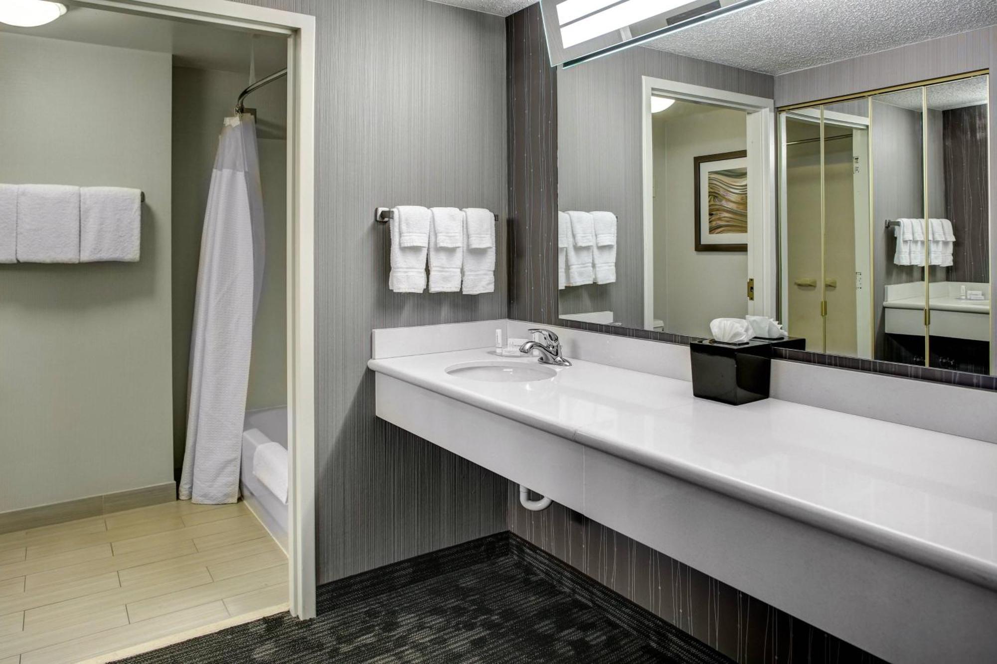 Courtyard By Marriott Cleveland Westlake Bagian luar foto