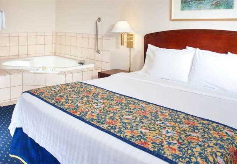 Courtyard By Marriott Cleveland Westlake Bagian luar foto